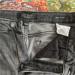 Judy Blue Skinny Fit Capri Sz 11 (fits 12) Black wash slightly distressed